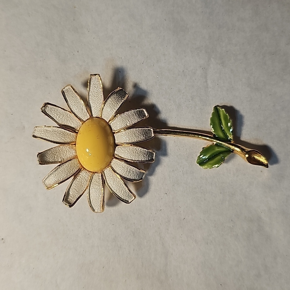 Vintage Weiss Flower Brooch
